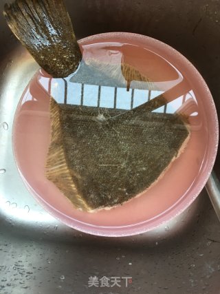 蜜汁碟鱼柳的做法步骤：1