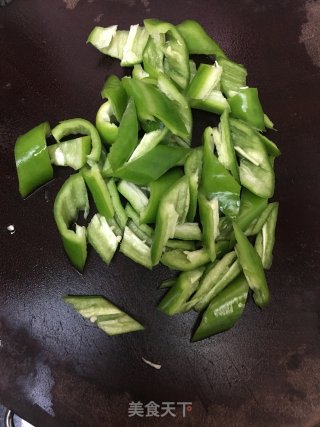 尖椒炒卤牛腩的做法步骤：2