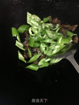 尖椒炒卤牛腩的做法步骤：4