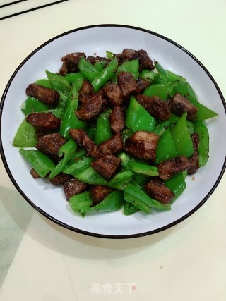 尖椒炒卤牛腩的做法步骤：6
