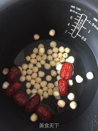 莲子甜汤的做法步骤：1