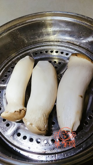 手撕杏鲍菇的做法步骤：2