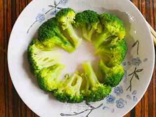 花团锦簇（茄酱虾仁）的做法步骤：4