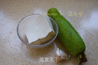 丝瓜烧豆腐的做法步骤：1