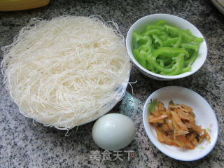 榨菜丝青椒鸭蛋炒米面的做法步骤：1