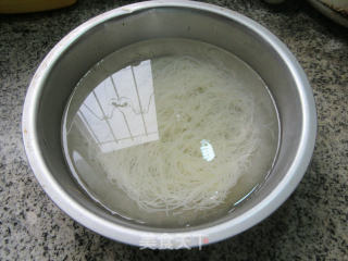 榨菜丝青椒鸭蛋炒米面的做法步骤：2