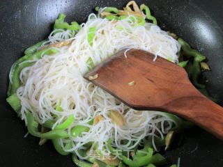 榨菜丝青椒鸭蛋炒米面的做法步骤：6
