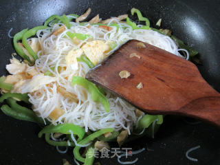 榨菜丝青椒鸭蛋炒米面的做法步骤：7