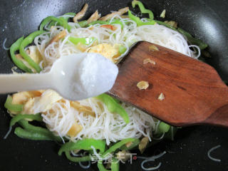 榨菜丝青椒鸭蛋炒米面的做法步骤：8