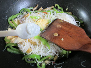 榨菜丝青椒鸭蛋炒米面的做法步骤：9