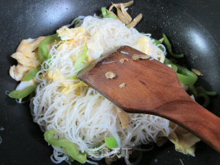 榨菜丝青椒鸭蛋炒米面的做法步骤：10