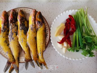 酱焖嘎牙子鱼的做法步骤：1