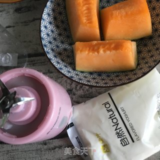 哈密瓜风味酸奶的做法步骤：2