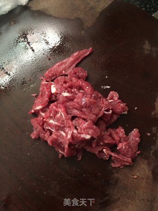 尖椒炒牛肉的做法步骤：1