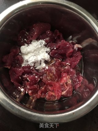 尖椒炒牛肉的做法步骤：2