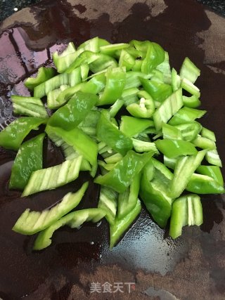 尖椒炒牛肉的做法步骤：3