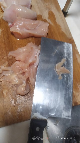 鸡胸肉炒雪豆的做法步骤：1