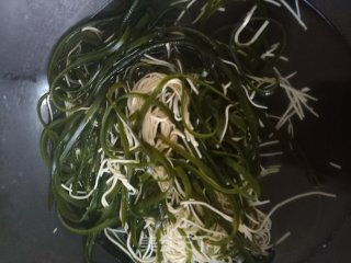 凉拌海带丝的做法步骤：2