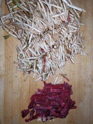 鱼腥草爆牛肉的做法步骤：1
