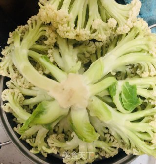 花菜肉丝的做法步骤：1