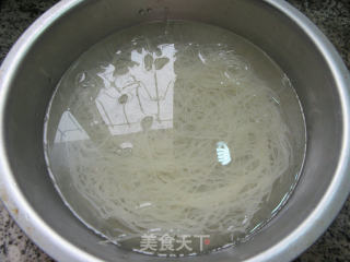 鸡蛋青菜炒米面的做法步骤：2