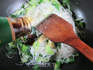 鸡蛋青菜炒米面的做法步骤：10