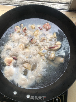 葱爆鸡块的做法步骤：1