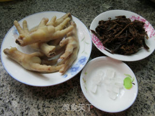 笋干菜烧鸡爪的做法步骤：1