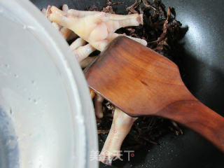 笋干菜烧鸡爪的做法步骤：3
