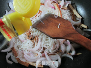 香干洋葱炒米面的做法步骤：5