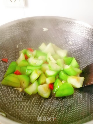 丝瓜炒油条的做法步骤：5