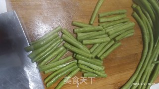瘦肉炒豆角的做法步骤：1