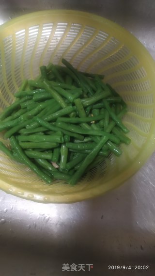 瘦肉炒豆角的做法步骤：3