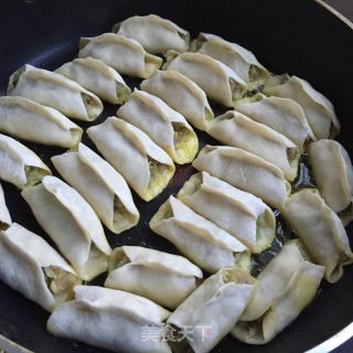 包菜鲜肉锅贴的做法步骤：6