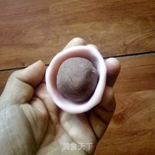 粉色小猪佩奇冰皮月饼的做法步骤：6