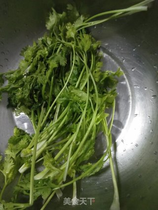 凉拌香菜的做法步骤：1