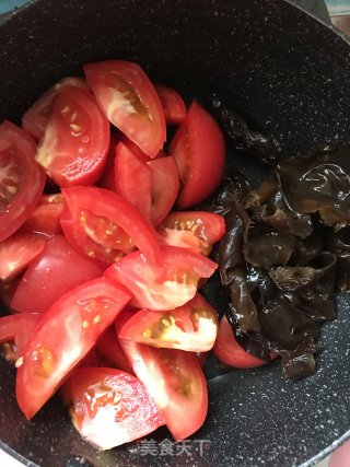 西红柿木耳汤的做法步骤：1