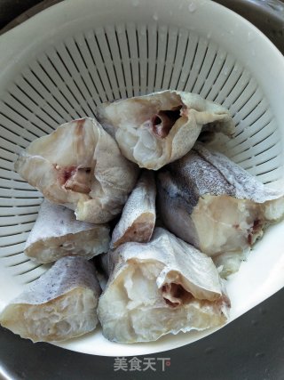 鳕鱼炖粉条的做法步骤：2