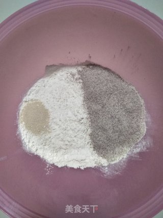 黑全麦花卷的做法步骤：2