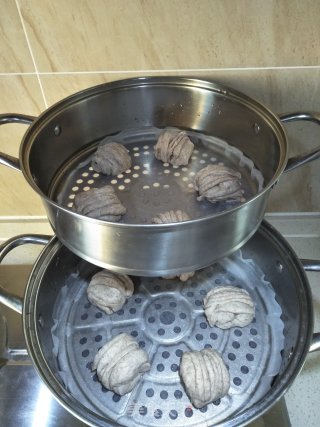 黑全麦花卷的做法步骤：9