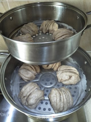 黑全麦花卷的做法步骤：10