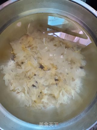 银耳炖梨子的做法步骤：1