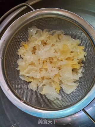 银耳炖梨子的做法步骤：2