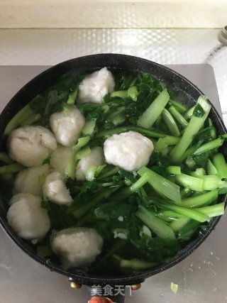 花鲢鱼丸菜秧汤的做法步骤：2