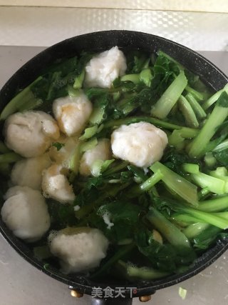 花鲢鱼丸菜秧汤的做法步骤：3