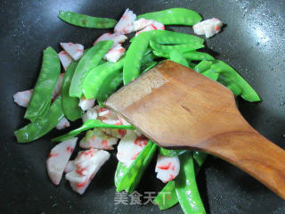 虾味球炒荷兰豆的做法步骤：4