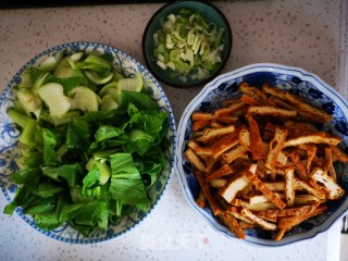 油菜炒豆干的做法步骤：2