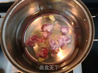 玉米骨头汤的做法步骤：2
