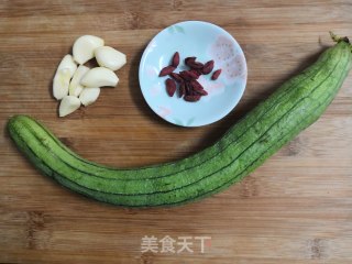 蒜香丝瓜的做法步骤：1