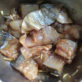 剁椒蒜蓉蒸鲈鱼的做法步骤：3